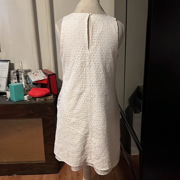 Size 10 white crochet dress with pockets &large keyhole in the back - Picture 4 of 4